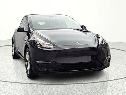 Used 2023 Tesla Model Y Long Range image 2