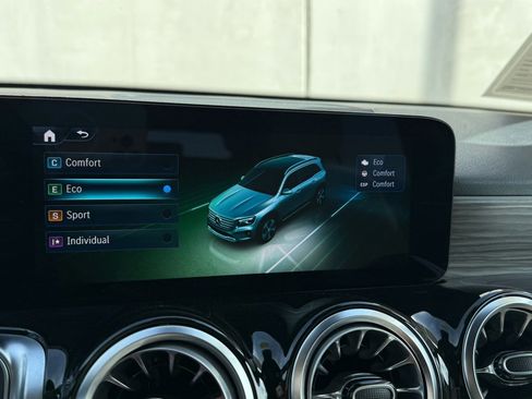 Used 2025 Mercedes-Benz GLB 250 image 9