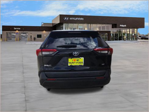 Used 2021 Toyota RAV4 LE image 10