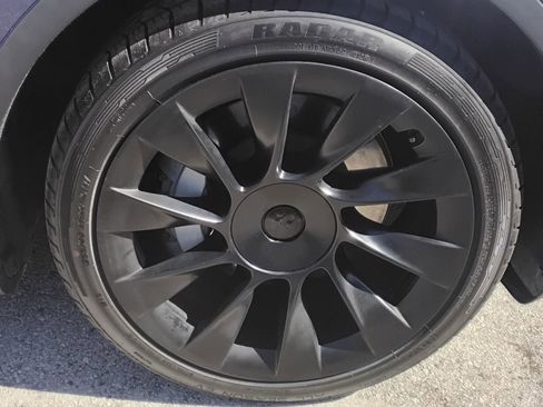 Used 2021 Tesla Model Y Long Range image 12