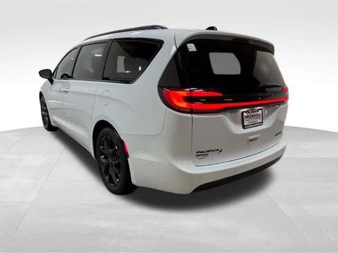 Certified 2025 Chrysler Pacifica Limited image 12