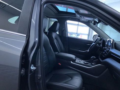 Certified 2024 Toyota Highlander XLE image 24