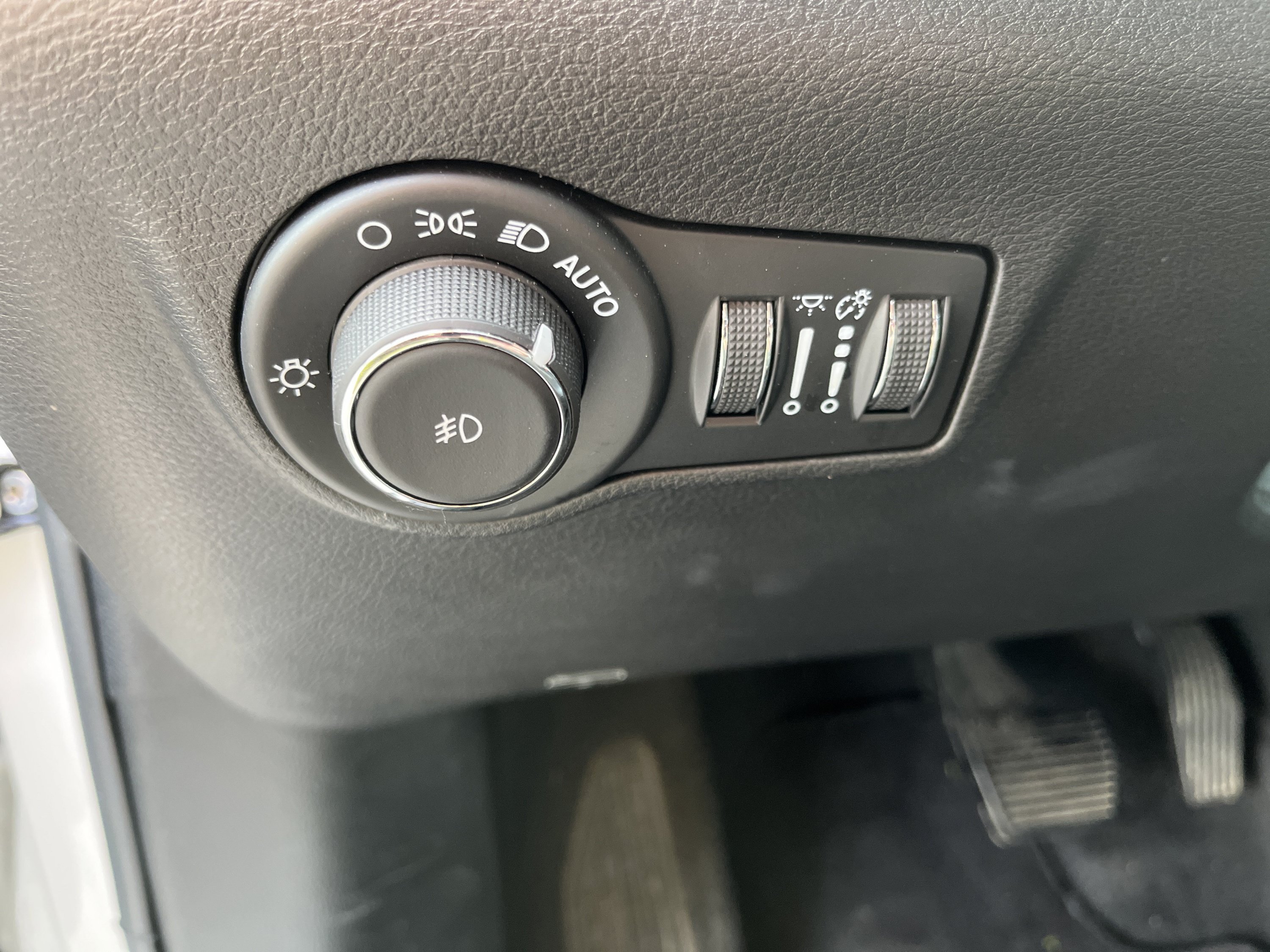 Used 2025 Jeep Compass Latitude AWD/4WD image 18
