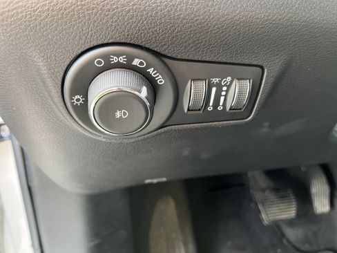 Used 2025 Jeep Compass Latitude AWD/4WD image 18
