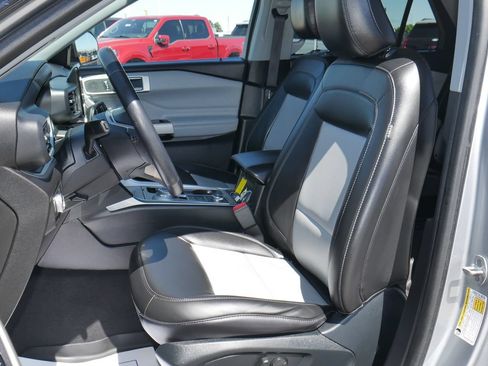 Used 2022 Ford Explorer XLT w/ Equipment Group 202A AWD/4WD image 4