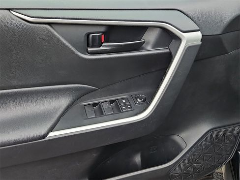 Used 2021 Toyota RAV4 LE image 18