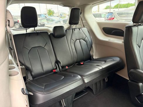 Used 2023 Chrysler Pacifica Touring-L FWD image 14