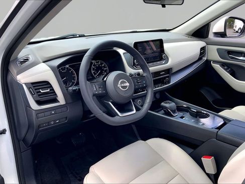 Used 2023 Nissan Rogue SV w/ SV Premium B Package FWD image 12