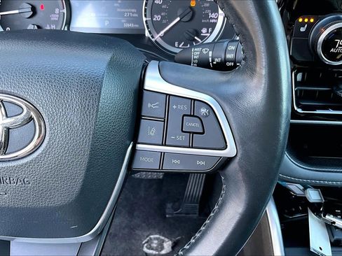 Certified 2023 Toyota Highlander XLE image 24