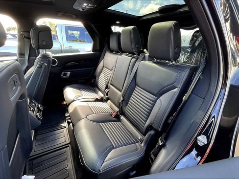 Used 2025 Land Rover Discovery S image 29