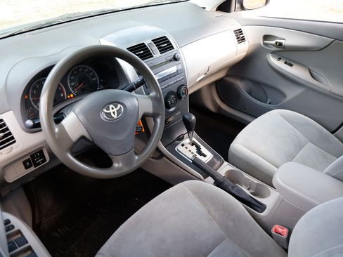 Used 2010 Toyota Corolla LE 4DR SEDAN image 4