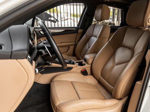 Certified 2024 Porsche Macan AWD/4WD image 5