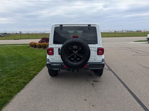 Used 2022 Jeep Wrangler Unlimited Sahara AWD/4WD image 8