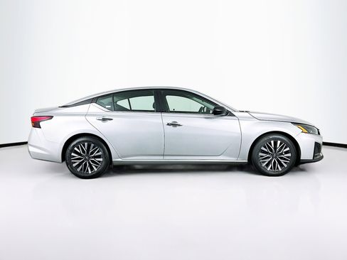 Used 2024 Nissan Altima 2.5 SV image 10