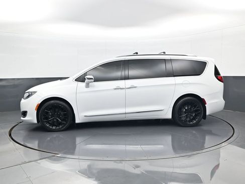 Used 2018 Chrysler Pacifica Limited w/ Advanced Safetytec Group FWD image 8