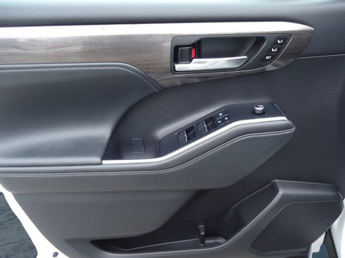 Used 2022 Toyota Highlander Limited AWD/4WD image 24