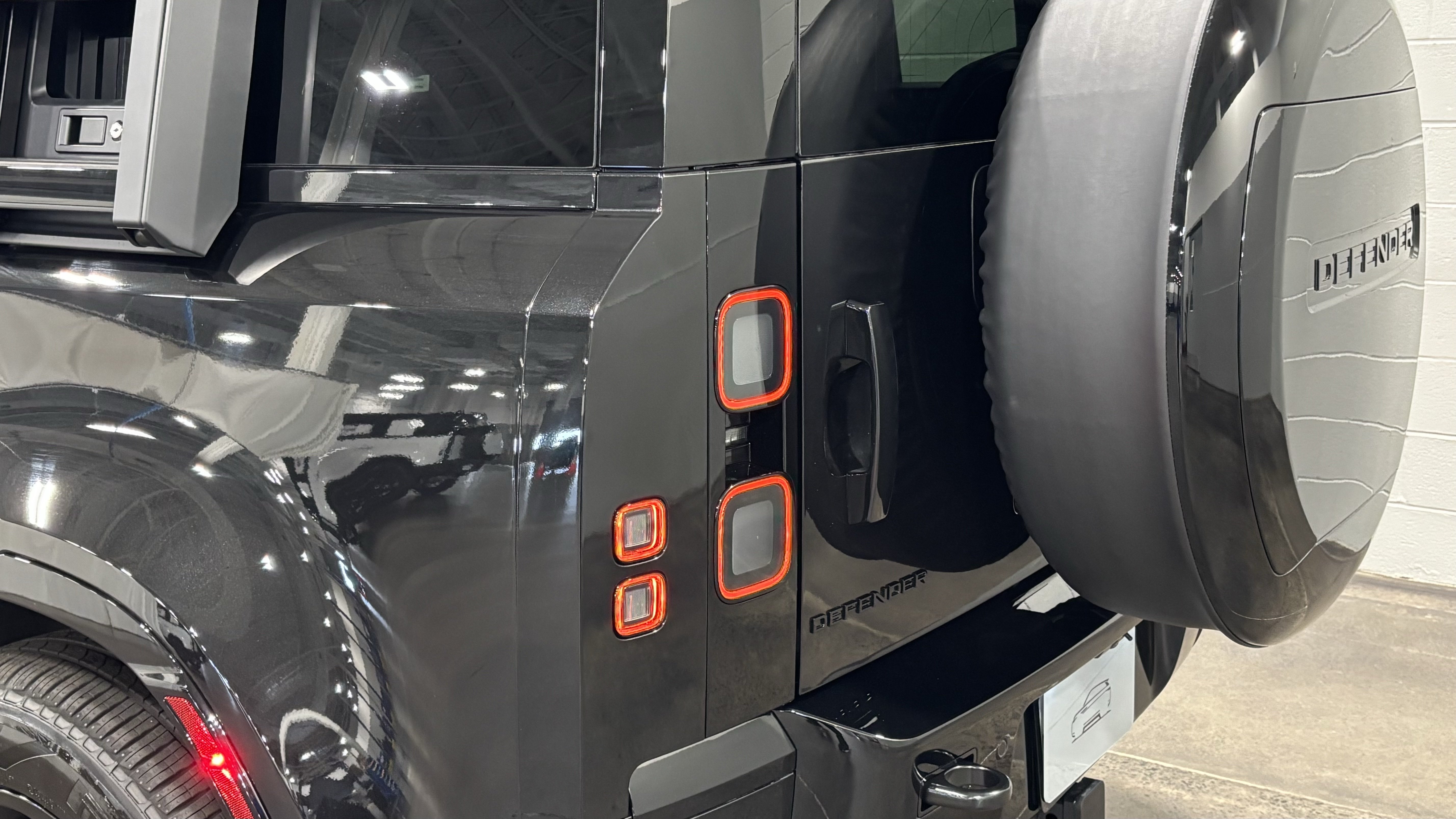 New 2026 Land Rover Defender 110 X-Dynamic SE AWD/4WD image 17
