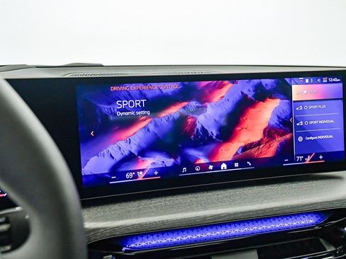 Used 2025 BMW 330i Sedan w/ Premium Package image 23