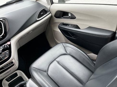 Used 2023 Chrysler Pacifica Touring-L FWD image 18