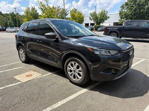 Used 2023 Ford Escape Active w/ Tech Pack #1 AWD/4WD image 3