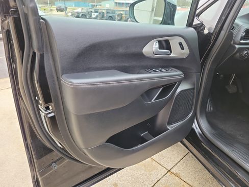 Used 2024 Chrysler Pacifica Limited w/ S Appearance Package image 6