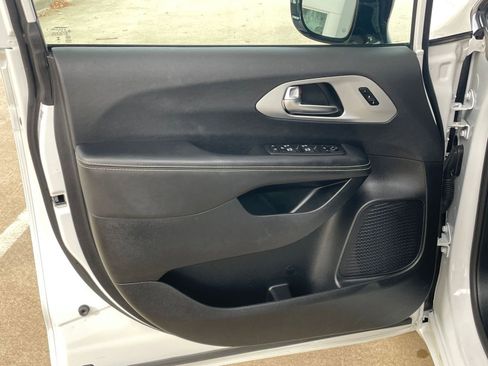 Used 2025 Chrysler Pacifica Limited image 20