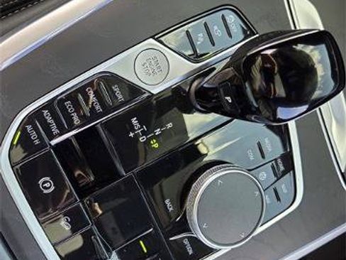 Used 2022 BMW X7 xDrive40i w/ M Sport Package image 21