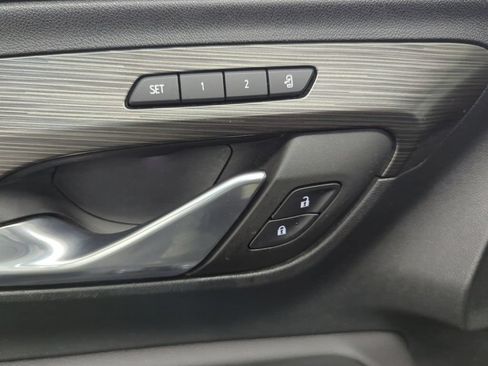 Used 2022 GMC Terrain SLT w/ Tech Package FWD image 10
