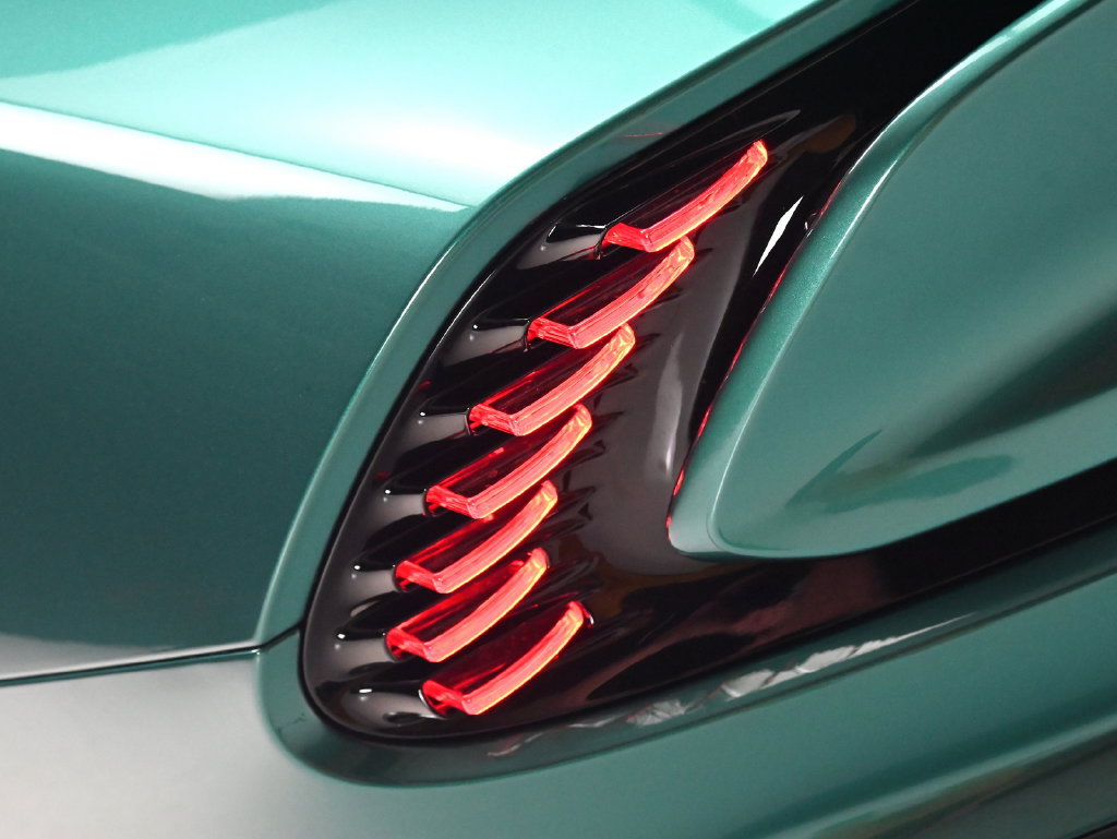 Used 2025 Aston Martin Vanquish RWD image 28