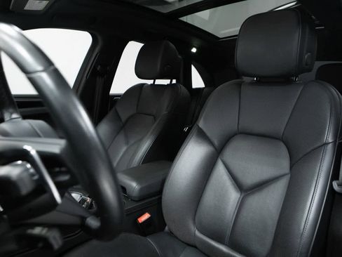 Certified 2023 Porsche Macan image 5