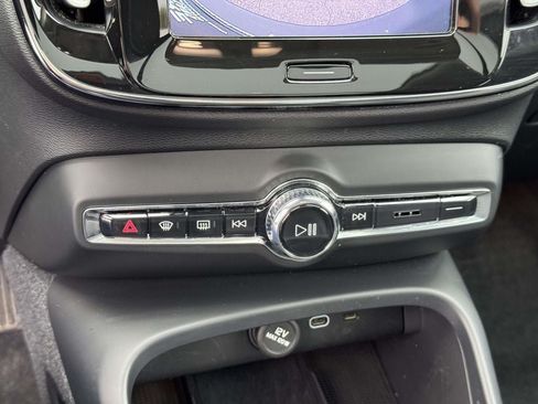 Certified 2023 Volvo XC40 B5 Plus w/ Protection Package AWD/4WD image 28