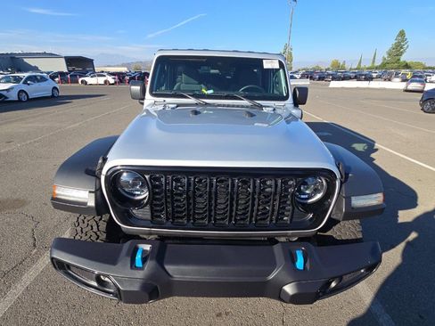 Used 2024 Jeep Wrangler Unlimited image 3