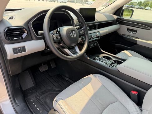 Used 2025 Honda Pilot Elite image 4