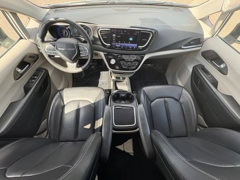 Used 2023 Chrysler Pacifica Touring-L FWD image 22