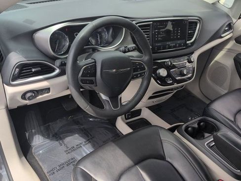 Used 2023 Chrysler Pacifica Touring-L image 15