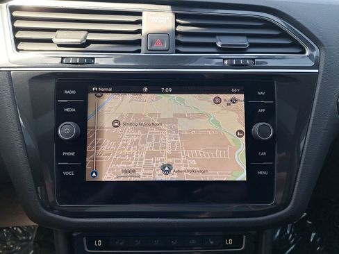 Used 2021 Volkswagen Tiguan SEL AWD/4WD image 24