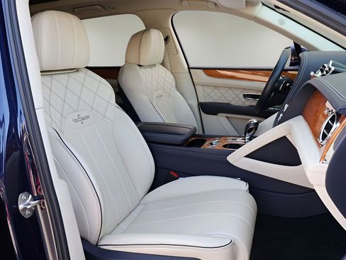 Used 2021 Bentley Bentayga image 21