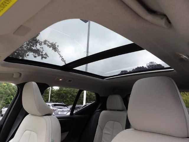 Certified 2024 Volvo XC40 B5 Plus w/ Climate Package AWD/4WD image 17