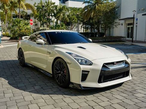 Used 2021 Nissan GT-R Premium image 35
