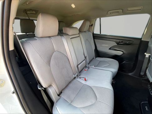 Used 2023 Toyota Highlander LE FWD image 25