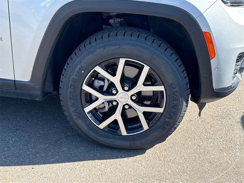 Used 2024 Jeep Grand Cherokee L Limited w/ Luxury Tech Group II image 19
