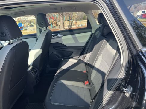 Certified 2025 Volkswagen Taos SE w/ Panoramic Sunroof Package image 30