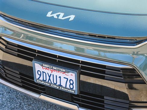 Used 2023 Kia Niro EX Touring image 6