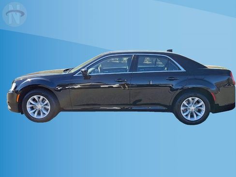 Used 2023 Chrysler 300 Touring RWD image 5
