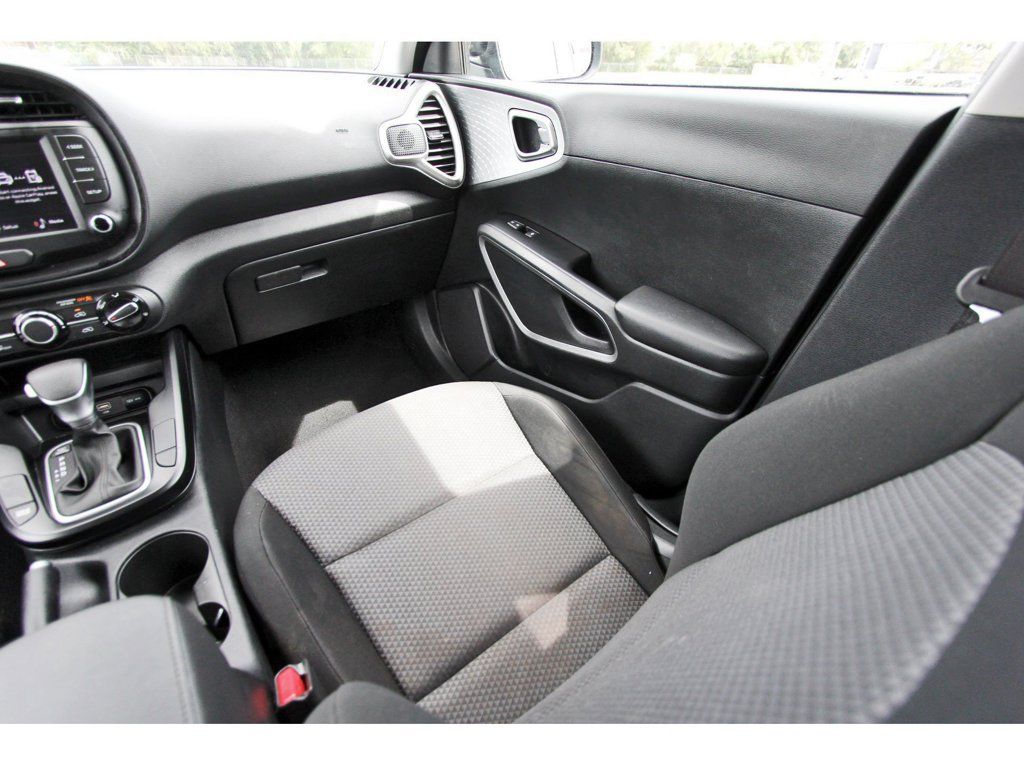 Used 2025 Kia Soul LX w/ LX Technology Package FWD image 12