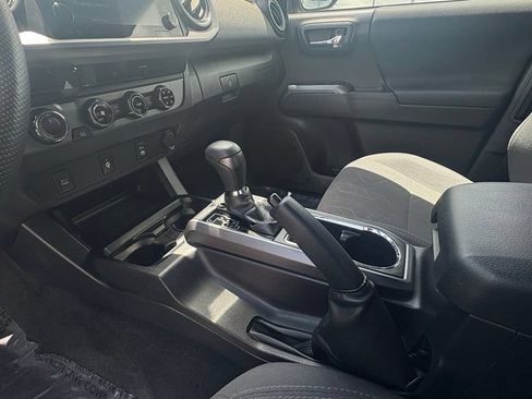Used 2018 Toyota Tacoma TRD Off-Road AWD/4WD image 29