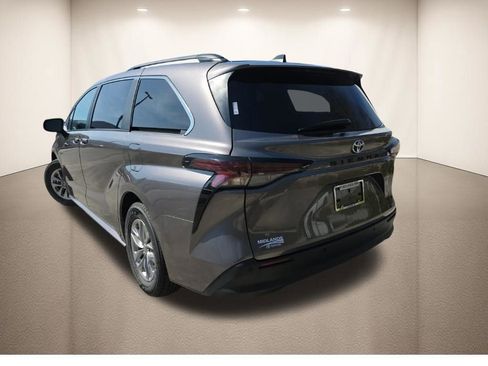 Used 2024 Toyota Sienna XLE image 5