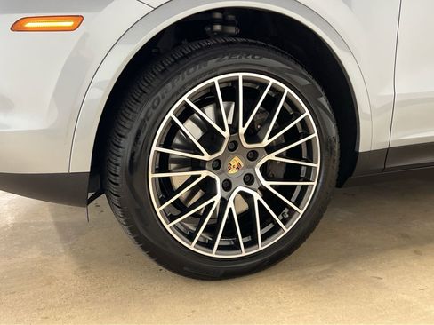 Used 2023 Porsche Cayenne Platinum Edition image 10