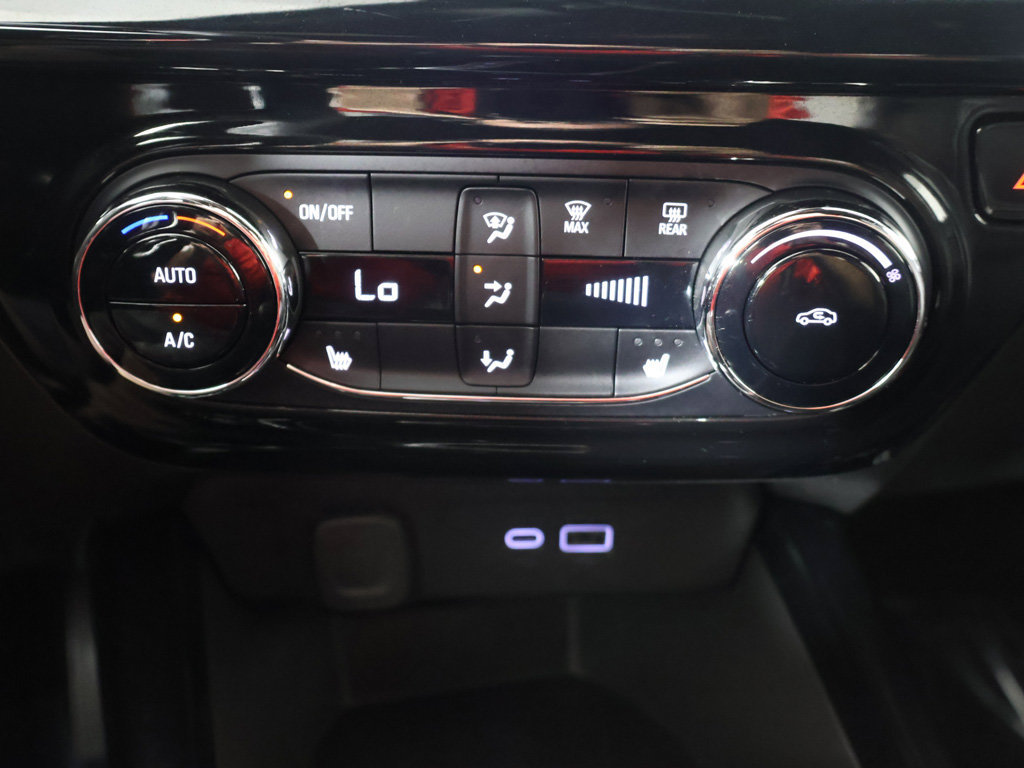Used 2025 Chevrolet Trax RS FWD image 41