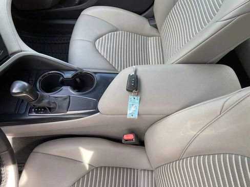 Used 2020 Toyota Camry SE FWD image 21